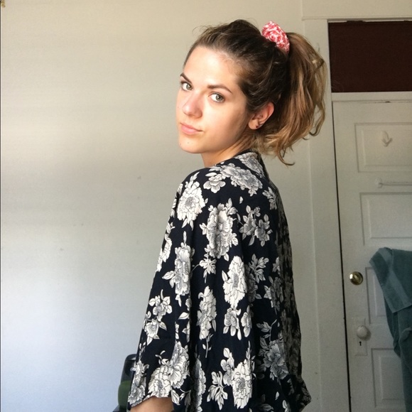 Brandy Melville Kimono - Picture 2 of 6